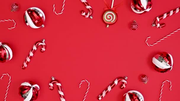 Słodkie Ozdoby Świąteczne Cukierki Poruszają Się Czerwonym Tle Miejsca Kopiowania — Wideo stockowe
