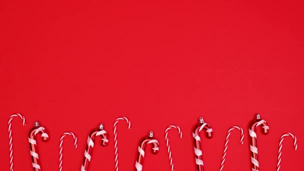 圣诞糖果手杖在复制空间红色背景上移动 新年装饰 平躺在床上停止运动 — 图库视频影像
