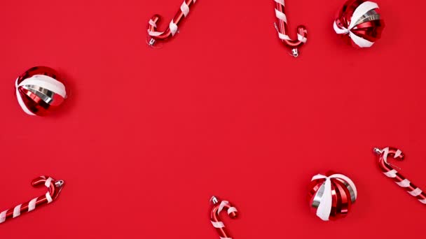 Cute Ozdoby Świąteczne Cukierki Dokonywania Ramki Przestrzeni Przestrzeni Czerwony Tło — Wideo stockowe