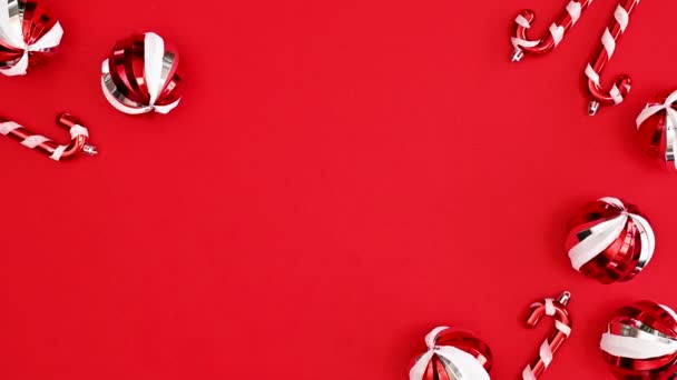 Різдвяна Листівка Червоно Білими Прикрасами Копіювальному Просторі Червоного Фону Плоский — стокове відео