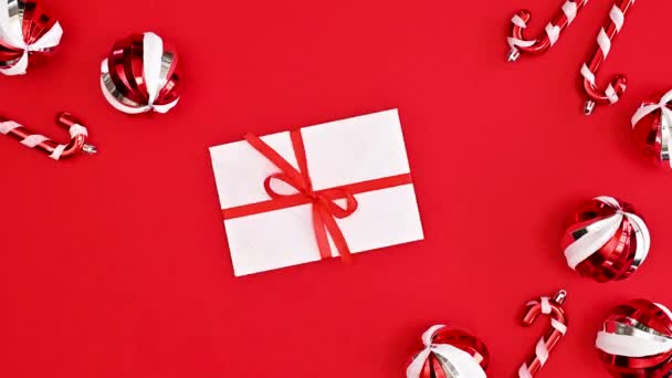 圣诞贺卡 开封信封 底色为红色 装饰精美 停止运动 平躺在床上 — 图库视频影像