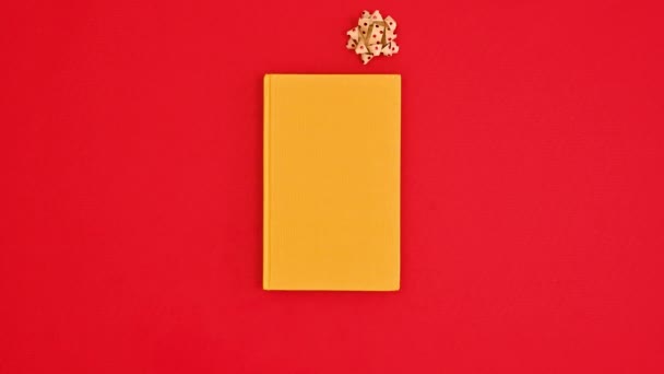 Libro Tapa Dura Amarillo Como Regalo Con Arco Aparecen Abren — Vídeos de Stock