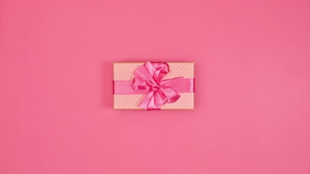 Diferentes Regalos Navidad Cambiando Sobre Fondo Rosa Pastel Tarjeta Felicitación — Vídeo de stock