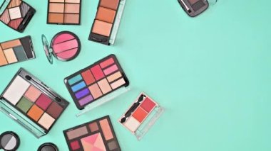 Pastel mavi arka planda renkli göz gölgeleri belirir. Hareketi durdur