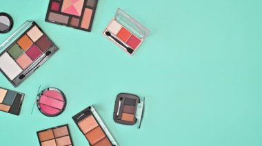 Pastel mavi arka planın sol tarafında yanıp sönen renkli göz gölgeleri. Düz yatıyordu. Hareket kopyalama alanını durdur