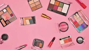 Makyaj malzemesi, pastel pembe arka planda patırtı yapıyor. Düz yatıyordu. Boşluğu kopyala