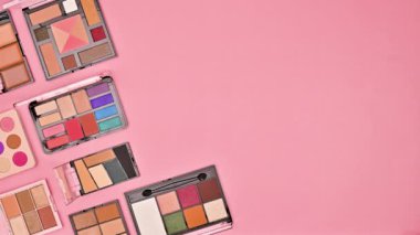 Göz gölgeleri, pastel pembe arka planın yarısını oluşturur. Hareketi durdur. Düz yatıyordu