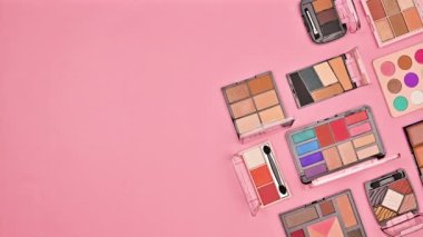 Sağ tarafta yanıp sönen renkli göz gölgeleri ve pastel pembe arka planda fotokopi alanı. Düz yatıyordu. Hareketi durdur