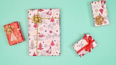 Süsleri ve pastel pembe arka planda hediyeleri olan yaratıcı Noel arkaplanı. Düz yatıyordu. Hareketi durdur