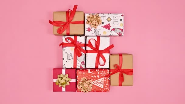 Композиція Різдвяних Подарунків Пастельно Рожевому Тлі Пласка Лежала Зупинити Рух — стокове відео