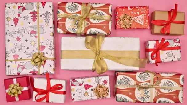 Різдвяні Подарунки Фону Переміщення Подарунків Пастельно Рожевому Тлі Зупинити Рух — стокове відео