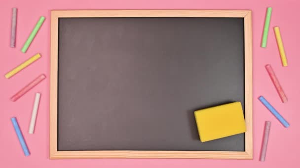Sponge Cleaning School Blackboard Copy Space Flat Lay Stop Motion — Vídeo de Stock