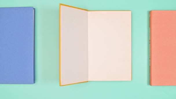 Looping Hardcover Book Moving Open Cyan Background Stop Motion Flat — Vídeo de Stock