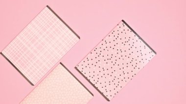  Okul kırtasiyesi siparişiyle birlikte pastel pembesi okula geri dönüyor. Hareketi durdur. Düz yatıyordu