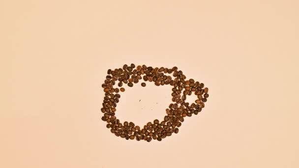 Koffie Zetten Met Koffiebonen Pasteloranje Achtergrond Creatief Concept Stop Beweging — Stockvideo