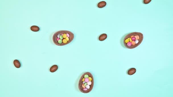 Kreatywny Wzór Wielkanocny Czekoladowymi Jajkami Królikami Marchewką Pojawia Się Jasnoniebieskim — Wideo stockowe