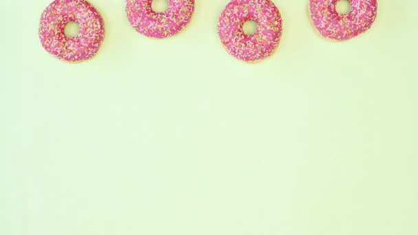 Полуничні Глазуровані Пончики Рухаються Світло Зеленому Тлі Копіювати Концепцію Солодкої — стокове відео