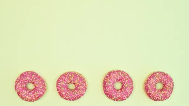 Aardbei Geglazuurde Donuts Draaien Cirkel Bodem Van Licht Groene Achtergrond — Stockvideo