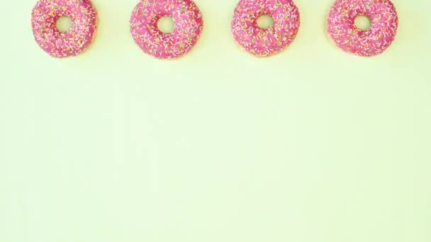 Donuts Envidraçados Morango Giram Círculo Topo Fundo Verde Claro Copiar — Vídeo de Stock