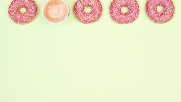 Полуничні Глазуровані Солодкі Пончики Чашка Кави Еспресо Являються Пастельному Зеленому — стокове відео