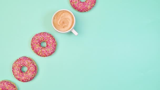 Zoete Aardbei Geglazuurde Donuts Kopje Espresso Koffie Verschijnen Pastel Blauwe — Stockvideo