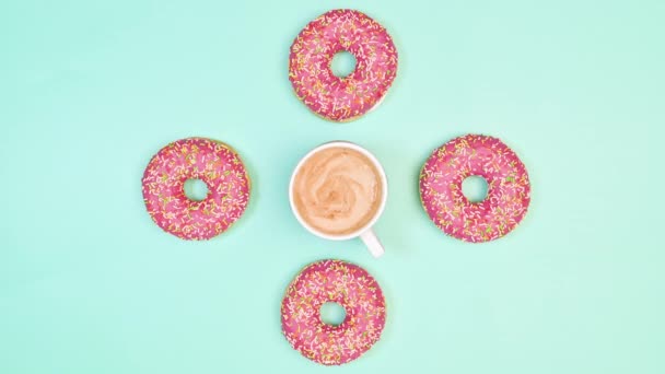 Tasse Espresso Kaffee Rotieren Umgeben Von Süßen Donuts Mit Erdbeerglasur — Stockvideo