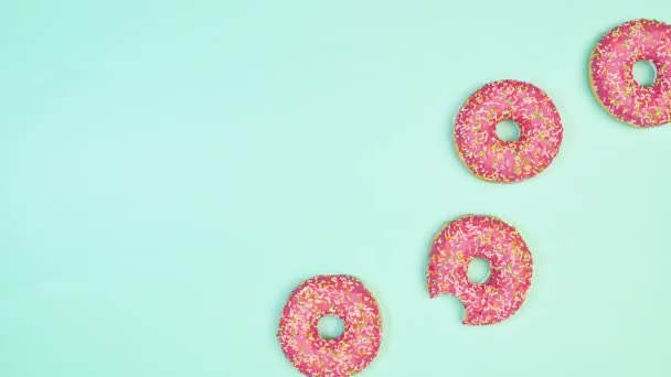 Heerlijke Donuts Met Aardbeienglazuur Bewegend Pastelblauwe Achtergrond Met Kopieerruimte Voedselconcept — Stockvideo