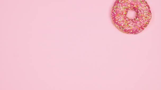 Рухаються Являються Зникають Суничні Пончики Пастельно Рожевому Тлі Зупинити Рух — стокове відео