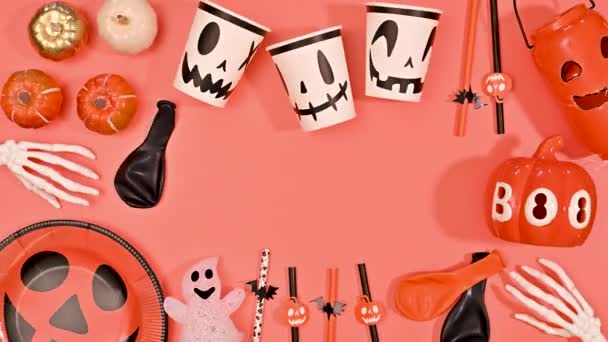Halloween Kreativen Rahmen Mit Party Dekorationen Bewegen Sich Auf Orangefarbenem — Stockvideo