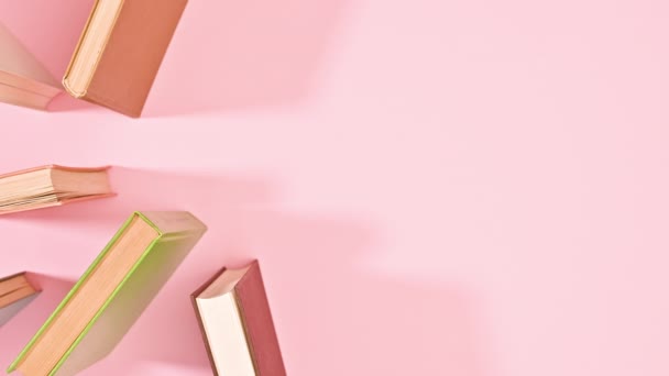 ヴィンテージブックアレンジメント ストップモーションヴィンテージブックがパステルピンクの背景に表示されます — ストック動画