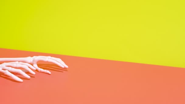 スパイキーストップモーション オレンジの背景に浮かぶスケルトンアーム — ストック動画
