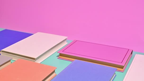 Elegancia Pastel Los Libros Tapa Dura Aparecen Sobre Fondo Rosa — Vídeo de stock