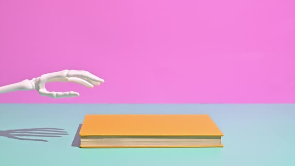 Хеллоуїн Творчість Представили Скелетна Рука Відкриває Копіювати Космічну Книгу Стоп — стокове відео