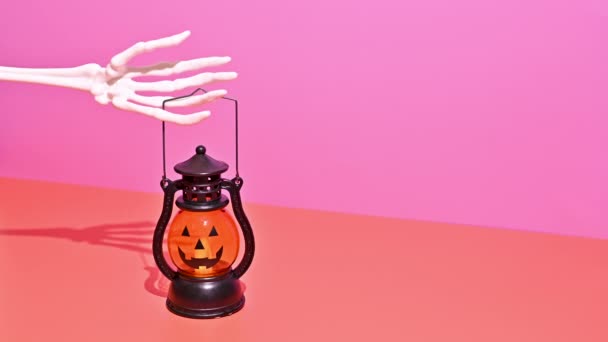 Magia Halloween Mano Del Esqueleto Coloca Linterna Calabaza Fondo Pastel — Vídeo de stock