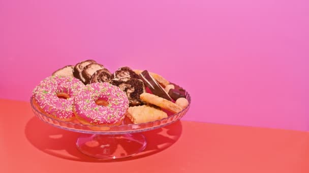 Γλυκές Απολαύσεις Γλυκό Καλάθι Ντόνατς Και Μπισκότα Σοκολάτας Εμφανίζονται Στάση — Αρχείο Βίντεο