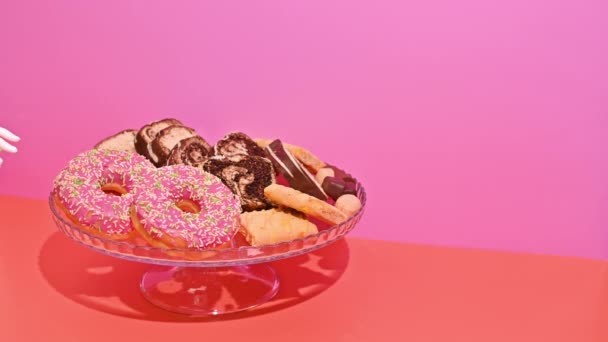 Pastel Halloween Magic Mão Esqueleto Leva Donuts Cesta Doces — Vídeo de Stock