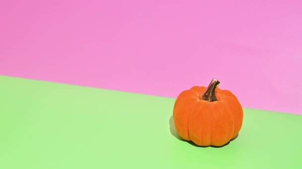 Eerie Stop Motion Danza Zucca Nella Scena Halloween Pastello — Video Stock