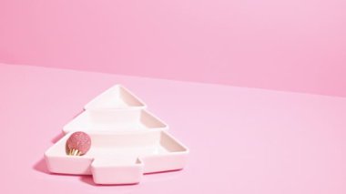 Noel süsleriyle dolu beyaz bir Noel ağacının Stop Motion videosu