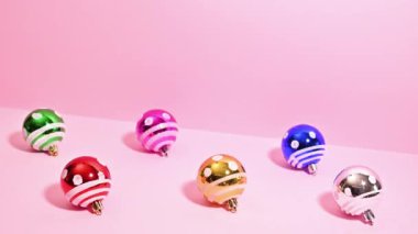 Noel Sihirbazlığı: Pastel Pembe Arkaplanda Canlı Noel Süslemelerinin Duraklama Videosu
