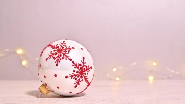 圣诞奇观 一个美丽的白色和红色圣诞装饰品出现在明亮的背景上 灯光在停止运动 — 图库视频影像