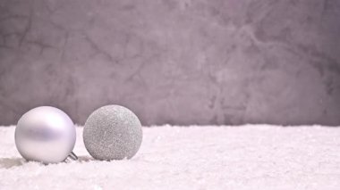 Gümüş Harikalar Diyarı: Gümüş Noel Süslemelerinin Yaratıcı Düzenlemesi Durma Hareketinde Karlı Bir Arkaplanda Ortaya Çıktı