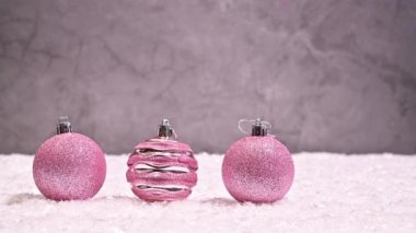 Gümüş ve Pembe Işıltı: Pembe Pembe Noel Süslemeleri Gümüş Arkaplanda Kar Duraklama Hareketinde