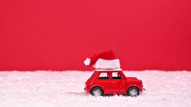 Şirin Kırmızı Araba Noel Macerası: Kar üzerinde uçan Noel Baba Şapkalı Sevimli Kırmızı Araba Duraklama Videosu