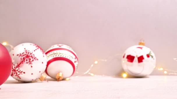 Conjuração Natal Arranjo Ornamentos Natal Aparece Fundo Brilhante Com Luzes — Vídeo de Stock