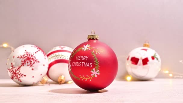 圣诞灯饰 在明亮的背景和灯光下的节日安排中旋转的圣诞装饰品 — 图库视频影像