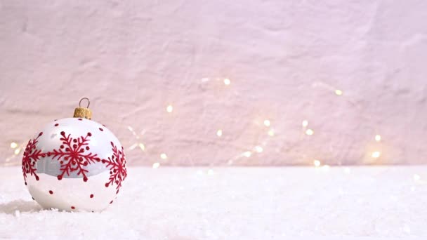 Winter Wonderland Sparkle Luminoso Ornamento Natalizio Appare Sulla Neve Uno — Video Stock