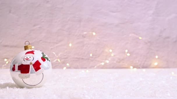 Ένα Χαριτωμένο Στολίδι Χριστούγεννα Εμφανίζεται Στο Χιόνι Και Ένα Φωτεινό — Αρχείο Βίντεο