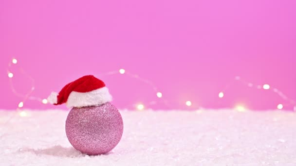 Ornamento Natal Rosa Brilho Com Chapéu Santa Aparece Fundo Rosa — Vídeo de Stock