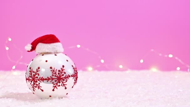 Adorno Navidad Blanco Rojo Con Sombrero Santa Aparece Fondo Rosa — Vídeos de Stock