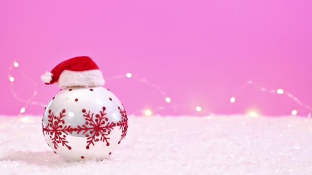 Ornamento Natal Branco Vermelho Com Chapéu Papai Noel Fundo Rosa — Vídeo de Stock